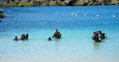 PLAYA BLANCA, LANZAROTE, İspanya - 21 Mart 2022: Tüple dalış dersi alan bir grup insan.