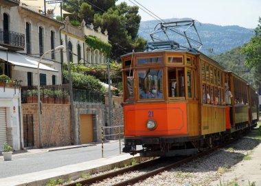 SOLLER, MALLORCA, İSPAN - 16 Haziran 2022: Puerto de Soller İspanya 'ya giden tramvay.