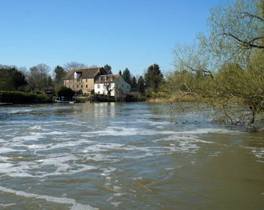 Şiddetli yağmurdan sonra St Neots 'taki Büyük Ouse nehri..