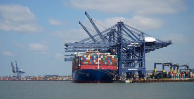 FELIXSTOWE, SUFFOLK, İngiltere - 30 Nisan 2022: CSCL Arktik Okyanus konteynır gemisi Felixstowe Rıhtımına boşaltılıyor