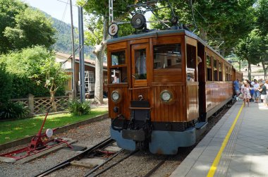 SOLLER, MALLORCA, İSPAN - 16 Haziran 2022: Soller Mallorca İspanya 'da Klasik Elektrik Treni. 