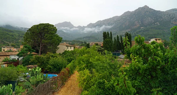 Pohled Soller Mallorca Nízkým Mrakem Před Tramuntanskými Horami — Stock fotografie