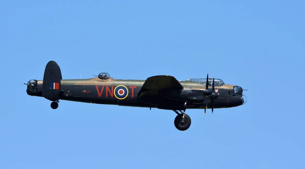 Ickwell Bedfordshire England 2023年6月4日 ヴィンテージ アヴロ ランカスター第二次世界大戦爆撃機が飛行中に車輪を下げて — ストック写真
