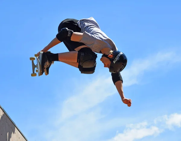 Neots Cambridgeshire England July 2022 Skateboarder Performing Grab Stunt Vert — 스톡 사진
