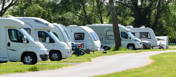 Styrelser Cambridgeshire England Juni 2023 Husbilar Och Husvagnar Rad Campingplatsen Royaltyfria Stockbilder