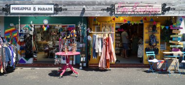 FELIXSTOWE, SUFFOLK, İngiltere - 16 Haziran 2023: Felixstowe kıyı şeridi yakınlarında turistlere mal satan renkli dükkanlar