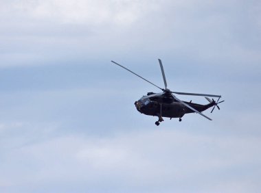 Kraliyet Donanması Westland Denizi Kralı HC4 uçuyor.