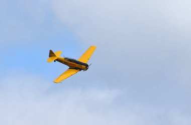 ICKwell, BEDFORDSHIRE, İngiltere - 02 Temmuz 2023: klasik Kuzey Amerika Havacılık Harvard T-6 uçakları sarı kanat renkleriyle.