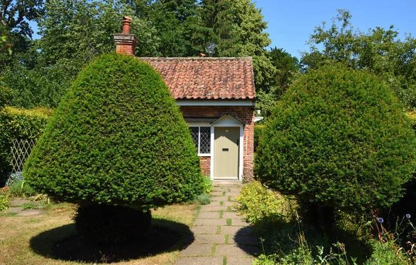 Blickling Norfolk Inglândia Julho 2023 Casa Pequena Com Topiaria Jardim — Fotografia de Stock