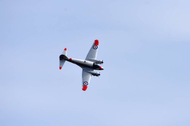 ICKwell, BEDFORDSHIRE, İngiltere - Eylül 04, 2022: Klasik Avro C19 Anson uçağı uçuşta.