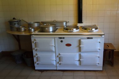 BLICKLING, NORFOLK, İNGİLTAN - 07 Temmuz 2023: Tencere ve tavalarla klasik aşçılık aralığı.