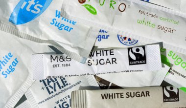 St. NEOTS, CAMBRIDGESHIRE, İngiltere - 20 Temmuz 2023: Çeşitli logolu beyaz şeker paketleri 