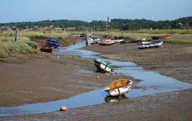 Blakeney ve Morston rıhtımının arasındaki gelgit deresi kayıklarla dalgalanır.