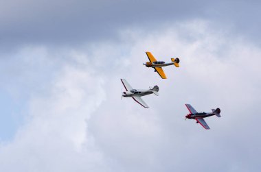 Little Gransden, CAMBRIDGESHIRE, İngiltere - 28 Ağustos 2022: Klasik Yakovlev Yak 18T, Yak 50 ve 52 mavi gökyüzüne karşı uçuyor.
