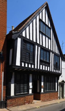 WOODBRIDGE, SUFFOLK, İngiltere - 15 Haziran 2023: Church Street Woodbridge 'de 16. yüzyıl ahşap çerçeveli bir bina.