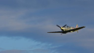 ICKwell, BEDFORDSHIRE, İngiltere - EYLÜL 06, 2020: Klasik Supermarine Spitfire MK VC G-AW11 AR501.