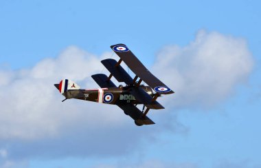 ICKwell, BEDFORDSHIRE, İngiltere - EYLÜL 06 Eylül 2020: Mavi gökyüzünde ve bulutlarda Sopwith Triplane.