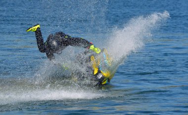  Jet Ski 'den hızla inen bir sürücü bir sürü sprey üretiyor..