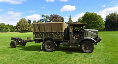 SILSOE, BEDFORDSHIRE, İngiltere - 19 AĞUSTOS 2023: İkinci Dünya Savaşı Arazi Silahı çekicisini çeken 1944 model Morris-Ticari Kamyon