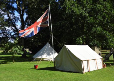 Eski Çadırlar ve İngiliz Bayrağı direkte.