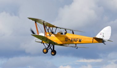 KÜÇÜK GRANSDEN, CAMBRIDGESHIRE, İngiltere - 2 AĞUSTOS 2022: Havilland DH-82A Tiger Moth uçuyor