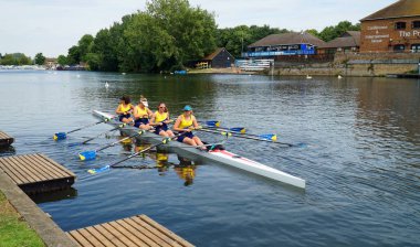 St. NEOTS, CAMBRIDGESHIRE, İngiltere - 23 Temmuz 2022: Ouse Cambridgeshire nehrinde kadınlar arabasız dörtlü.