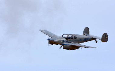 ICKwell, BEDFORDSHIRE, İngiltere - Eylül 06, 2020: Vintage Miles M65 Gemini, G-AKHP Flight.
