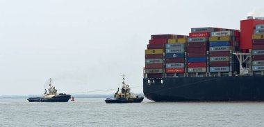 FELIXSTOWE, SUFFOLK, ENGLAND- 28 Mayıs 2021: Maersk Edirne konteynır gemisi Felixstowe limanında römorkör tarafından döndürülüyor.