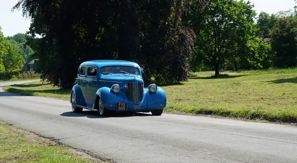 ICKwell, BEDFORDSHIRE, İNGİLYA - Blue Hotrod 1938 Chrysler Royal Creom on country road.