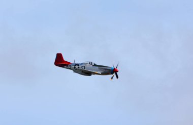 ICKwell, BEDFORDSHIRE, İngiltere - Eylül 04, 2022: Klasik Kuzey Amerika P-51D Mustang A3-3-A-Saddle uçuşu.