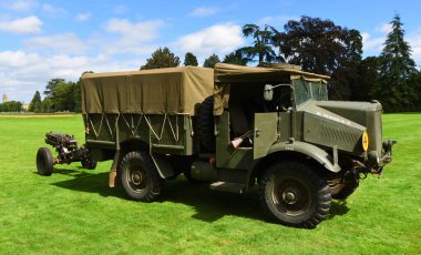 SILSOE, BEDFORDSHIRE, İngiltere - 19 AĞUSTOS 2023: İkinci Dünya Savaşı Arazi Silahı çekicisini çeken 1944 model Morris-Ticari Kamyon