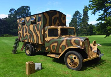 SILSOE, BEDFORDSHIRE, İngiltere - 19 AĞUSTOS 2023: 2. Dünya Savaşı Citroen ordu kamyonu ağaçların önüne park edildi.