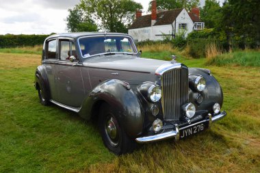KÜÇÜK GRANSDEN, CAMBRIDGESHIRE, İngiltere - 27 AĞUSTOS 2022: 1948 model Bentley MK VI Salonu.