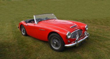 Little Gransden, CAMBRIDGESHIRE, İngiltere - 27 AĞUSTOS 2023: Klasik 1960 Red Austin Healey 3000 Mk1 otların üzerine park edilmiş.