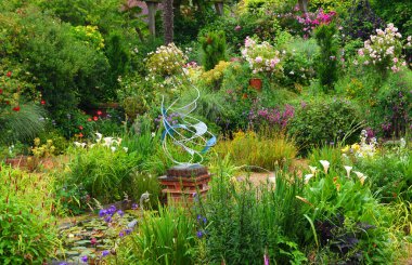 Renkli bahçeler, modern heykeller..