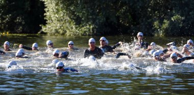 St. NEOTS, CAMBRIDGESHIRE, İngiltere - 10 Eylül 2023: Yüzme bacağının başlangıcında bekleyen erkek triatlon yarışmacıları. 
