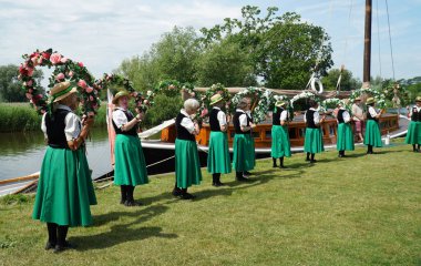 LUDHAM, NORFOLK, ENGLAND - 08 Temmuz 2023: Lady Morris Dansçıları