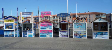 CORRALEJO, FUERTEVENTURA, SPAIN - 14 Mayıs 2023: Corralejo 'daki Lobos adasına tekne gezileri satan büfeler