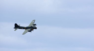 ICKwell, BEDFORDSHIRE, İngiltere - 02 Temmuz 2023: Uçan Kale G-BEDF G-B uçuş mavi gökyüzünde.