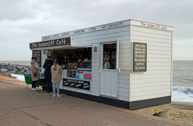FELIXSTOWE, SUFFOLK, İngiltere - 28 ARALIK 2023: Undercliff Caf plaj büfesi soğuk bir günde sıcak içecek satıyor