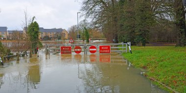 KÜÇÜK PAXTON, CAMBRIDGESHIRE, İNGİLTAN - HAZİRAN 05, 2024: Sel nehri Ouse köprünün ve yolun kapatılmasına yol açtı.