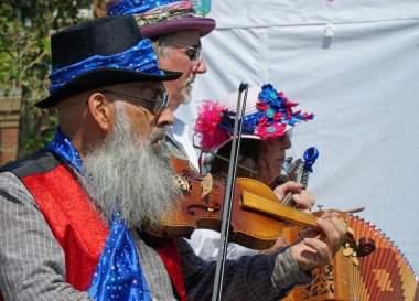 St. NEOTS, CAMBRIDGESHIRE, İngiltere 10 Haziran 2023: sakallı Morris Musician Kemancılık 