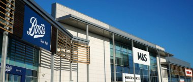 BIGLESWADE, BEDFORDSHIRE, ENGLAND - 13 HAZİRAN 2024: Modern perakende parklarında Boots, Marks ve Spenser ve Matalan mağazaları