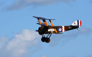 ICKwell, BEDFORDSHIRE, İngiltere - EYLÜL 06 Eylül 2020: Mavi gökyüzünde ve bulutlarda Sopwith Triplane.