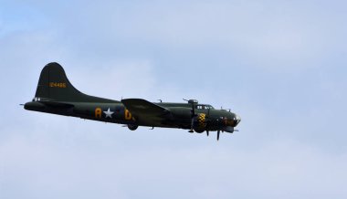 ICKwell, BEDFORDSHIRE, İngiltere - 02 Temmuz 2023: Uçan Kale G-BEDF G-B uçuş mavi gökyüzünde.