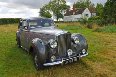 KÜÇÜK GRANSDEN, CAMBRIDGESHIRE, İngiltere - 27 AĞUSTOS 2023: 1948 model Bentley MK VI Salonu.