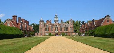 BLICKLING, NORFOLK, İngiltere - 07 Temmuz 2023: Blickling Hall ön cephesi ve garaj Norfolk yolu