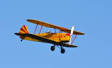 ICKwell, BEDFORDSHIRE, İngiltere - EYLÜL 06, 2020: Mavi gökyüzü ile uçan klasik Stampe Biplane.