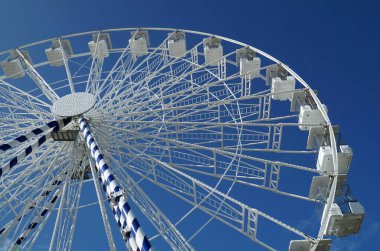 Büyük tekerlek bulutlu mavi gökyüzüne karşı.