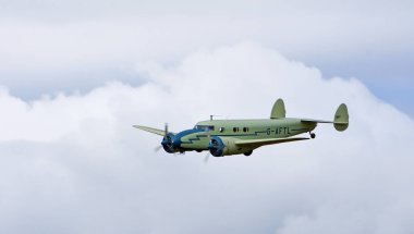 Küçük Gransden, CAMBRIDGESHIRE, İngiltere - 27 Ağustos 2022: Vintage Lockheed 12A Electra Junior uçuşta